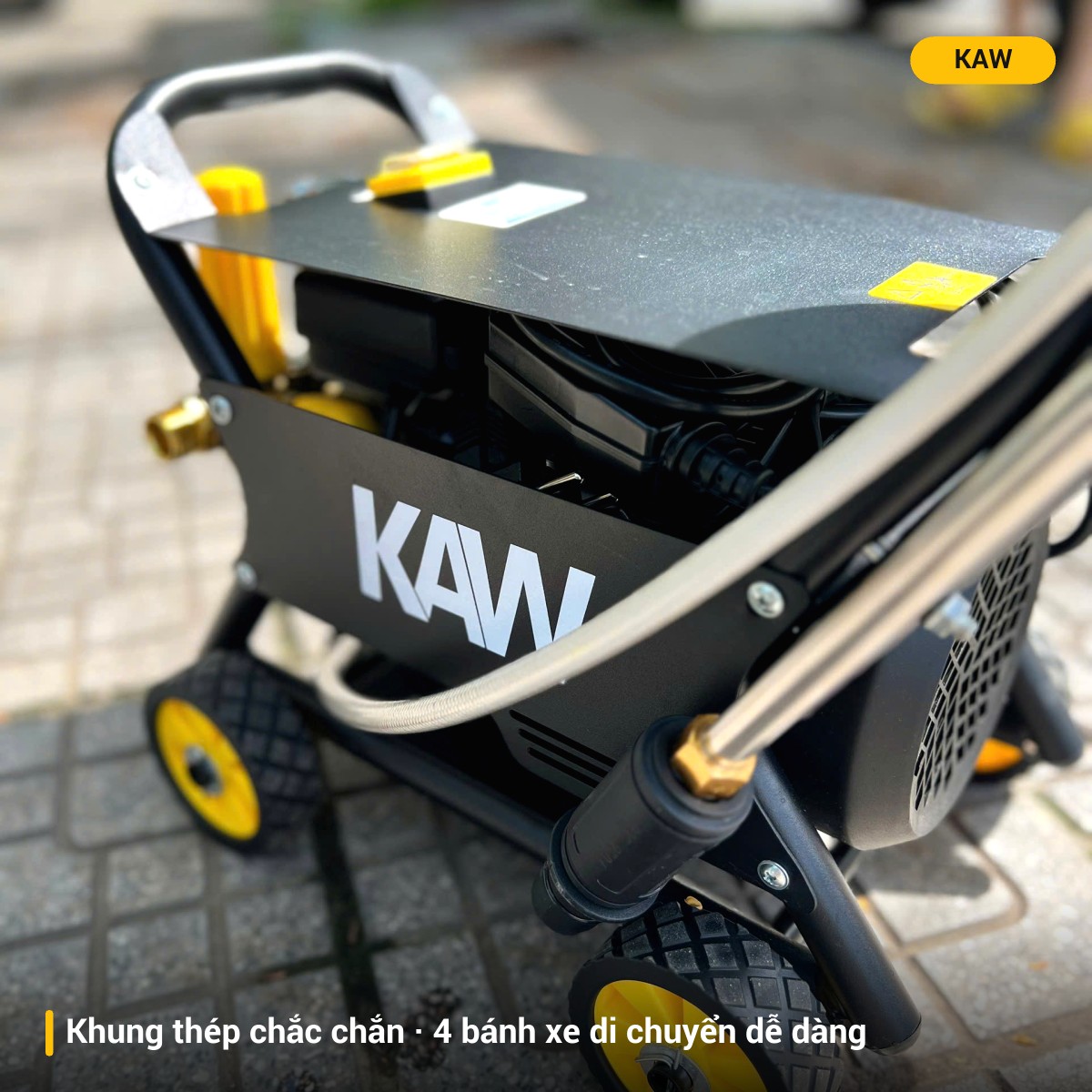 Khung thép chắc chắn và 4 bánh xe của máy rửa xe KAW K-335A.